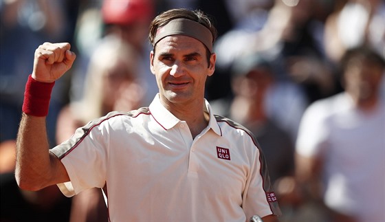 Roger Federer ze výcarska slaví postup do osmifinále Roland Garros.