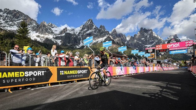 Kolumbijsk cyklista Esteban Chavez oslavuje vtzstv v 19. etap Gira.