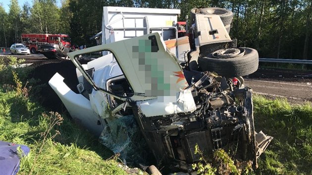 Nehoda jednoho nkladnho a dvou osobnch aut na hlavnm tahu z Karlovch Var do Plzn u Touimi.