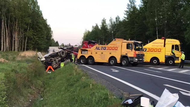 Nehoda jednoho nkladnho a dvou osobnch aut na hlavnm tahu z Karlovch Var do Plzn u Touimi.