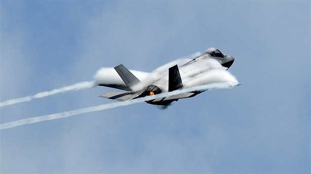 Sthaka F-35 pi prletu vysokou rychlost vlhkm vzduchem.