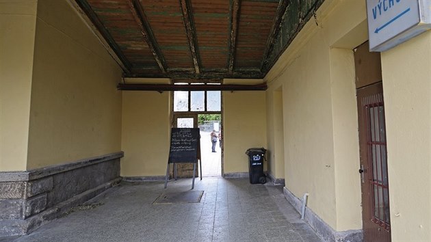 Hlavn vchod z mstskho ndra k centru Jihlavy se zlepil. Majitel budovy pracuje na vmalbch fasdy i odstrann starch ntr zasteen.