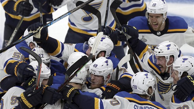 Hokejist St. Louis Blues slav vtzstv ve druhm utkn finle play off NHL.