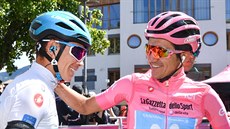 Vedoucí muž italského Gira Richard Carapaz z Movistaru (vpravo) před startem... Vedoucí muž italského Gira Richard Carapaz z Movistaru (vpravo) před startem...