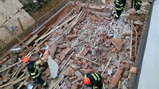 Zřícený sklep v Klentnici na Břeclavsku zavalil a zranil čtyři lidi. Jeden... Zřícený sklep v Klentnici na Břeclavsku zavalil a zranil čtyři lidi. Jeden...
