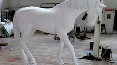 Model sochy koně stojící na půllitrech piva vytvořený pro Nerudovo náměstí v... Model sochy koně stojící na půllitrech piva vytvořený pro Nerudovo náměstí v...