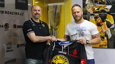 David Štich (vpravo) po podpisu smlouvy s Litvínovem. Vítá ho sportovní ředitel... David Štich (vpravo) po podpisu smlouvy s Litvínovem. Vítá ho sportovní ředitel...