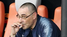 Vítězná cigaretka pro Maurizia Sarriho, trenéra Chelsea. Vítězná cigaretka pro Maurizia Sarriho, trenéra Chelsea.