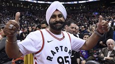 Nav Bhatia, superfanoušek Toronta, má radost z prvního finále NBA. Nav Bhatia, superfanoušek Toronta, má radost z prvního finále NBA.