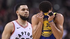 Stephen Curry (30) z Golden State si utírá pot, sleduje ho Fred VanVleet (23) z... Stephen Curry (30) z Golden State si utírá pot, sleduje ho Fred VanVleet (23) z...