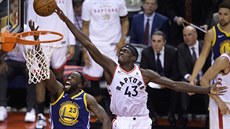 Pascal Siakam (43) z Toronta blokuje Draymonda Greena (23) z Golden State.