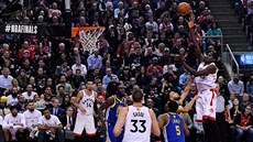 Pascal Siakam z Toronta (vpravo) stílí na ko v duelu s Golden State.