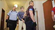 Osmnáctiletý mladík, který je obviněný z vraždy stejně staré dívky, je ve... Osmnáctiletý mladík, který je obviněný z vraždy stejně staré dívky, je ve...
