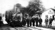Lokomotiva 96.06 ve stanici Žerčice. Kastrůlky na... Lokomotiva 96.06 ve stanici Žerčice. Kastrůlky na...
