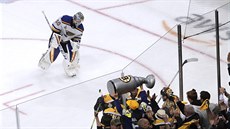 Fanoušci Bostonu laškují s nafukovací atrapou Stanley Cupu. Povede se... Fanoušci Bostonu laškují s nafukovací atrapou Stanley Cupu. Povede se...