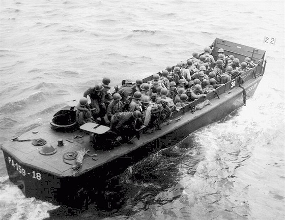 Výsadkový lun LCVP peváel vojáky na pláe pi vylodní v Normandii.