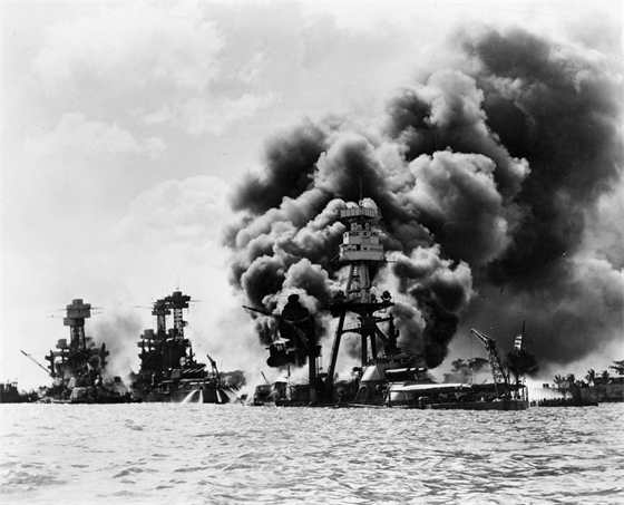 Následky japonského útoku na Pearl Harbor 7. prosince 1941. Zleva jsou na...