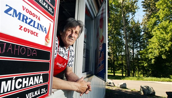 Hokejová legenda Bohuslav astný ve svém zmrzlináském stánku.