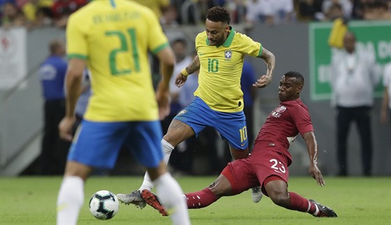 Brazilec Neymar v ostrém souboji s Assim Madibou v pátelském utkání proti...