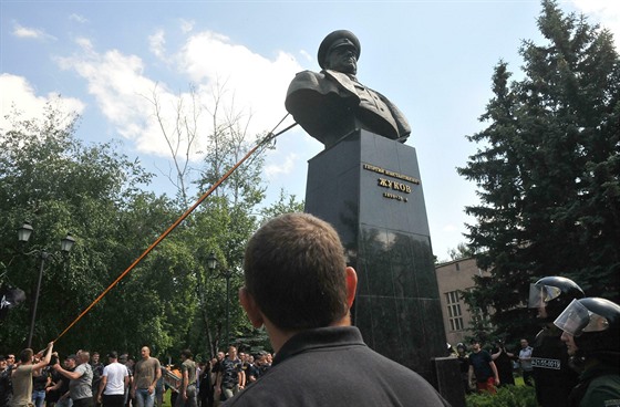 Ukrajintí nacionalisté v Charkov strhli pomník marála ukova. (2. ervna...