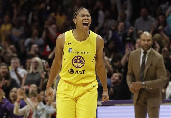 Riquna Williamsová z Los Angeles Sparks se raduje.