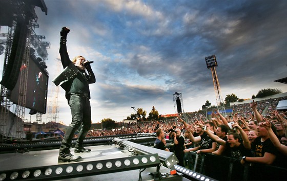 Stadion v Králov Poli zail v sobotu velkou koncertní show kapely s frontmanem...