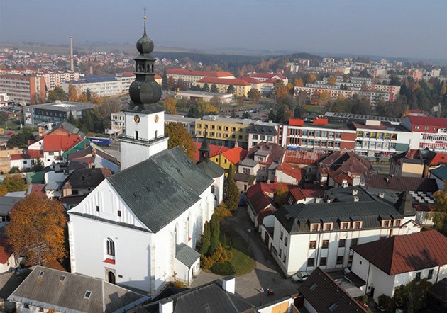 Kostel svatého Prokopa s vyhlídkovou ví v centru áru nad Sázavou.