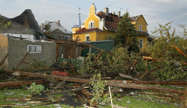 Nejvtí spou zanechalo litovelské tornádo v ulici Fritenského, která leí...