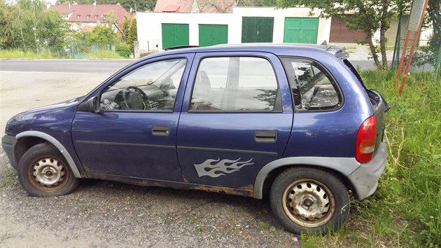 Odstavený Opel Corsa na parkoviti na Králov Háji