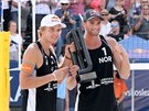 Norov Christian Srum (vlevo) a Anders Mol pzuj s trofej pro vtze turnaje...