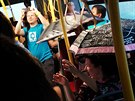Během silné bouřky chvíli pršelo klimatizací i v pražském autobuse. Nikdo z cestujících nebyl naštvaný, všichni se náramně pobavili. Tolik smíchu v MHD jsem nikdy nezažila. Během silné bouřky chvíli pršelo klimatizací i v pražském autobuse. Nikdo z cestujících nebyl naštvaný, všichni se náramně pobavili. Tolik smíchu v MHD jsem nikdy nezažila.