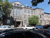 Střední uměleckoprůmyslová škola keramická v Karlových Varech, jejíž budova je... Střední uměleckoprůmyslová škola keramická v Karlových Varech, jejíž budova je...