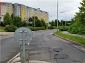Při odbočování má řidič vozy schované za keřem.