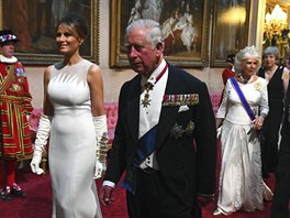 První dáma USA Melania Trumpová a britský princ Charles na státnickém banketu v...