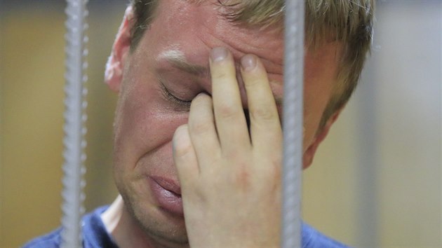 Ivan Golunov pi ekn na slyen ped soudem v Moskv. Novin obvinn z dren drog popr (8. ervna 2019)