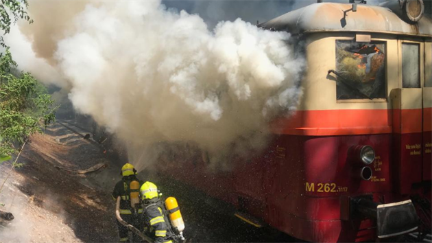 Hasii bojuj s porem vlaku v praskch Koch (8. ervna 2019).