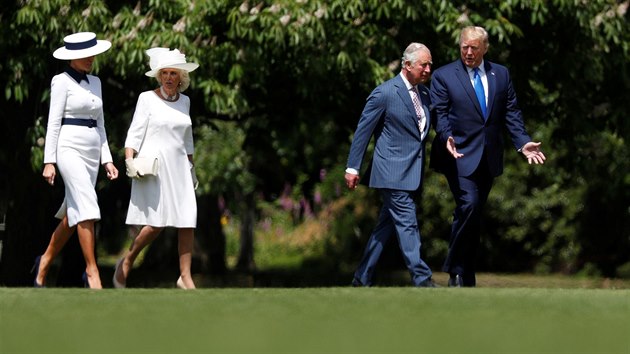 Americk prezident s chot piletl k Buckinghamskmu palci helikoptrou, hned na travnat ploe je pivtal princ Charles v doprovodu manelky Camilly. (3. ervna 2019)