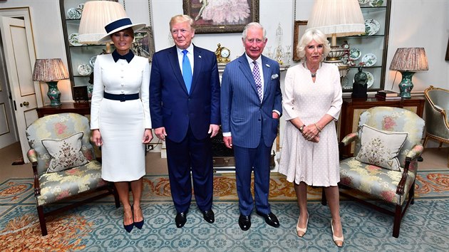 Americk prezident Donald Trump se v palci Clarence House seel s princem Charlesem a jeho chot Camillou. (3. ervenm 2019)