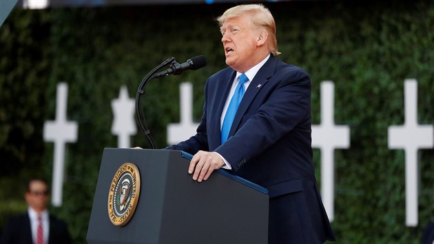 Americk prezident Donald Trump pi projevu bhem slavnostnho ceremonilu na hbitov Colleville-sur-Mer. (6. ervna 2019)