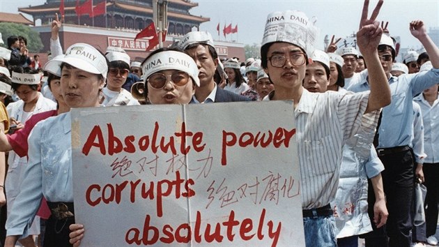 Skupina novin pila 17. kvtna 1989 podpoit studenty na Tchien-an-men s transparentem Absolutn moc korumpuje absolutn.