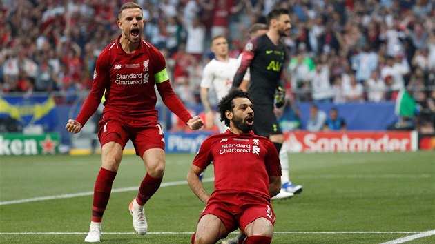 Mohamed Salah z Liverpoolu (vpravo) slav spolen s Jordanem Hendersonem promnnou penaltu ve finle Ligy mistr.