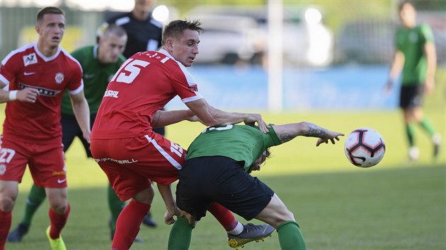 Jakub ural ze Zbrojovky Brno (vlevo) a Antonn Fanti z 1. FK Pbram bojuj o m.