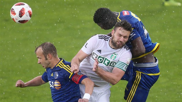 Momentka z barovho utkn mezi fotbalisty Jihlavy (v modrm) a Karvin