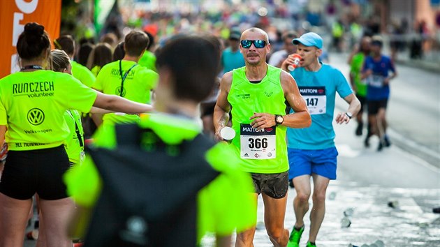 Na českobudějovickém půlmaratonu nestartují jen profesionálové. Naopak. Zaběhat si v centru může kdokoli. (2019)