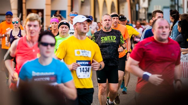 Na českobudějovickém půlmaratonu nestartují jen profesionálové. Naopak. Zaběhat si v centru může kdokoli. (2019)
