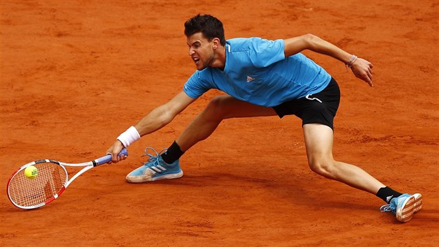 Dominic Thiem z Rakouska se natahuje po mi v semifinle Roland Garros.