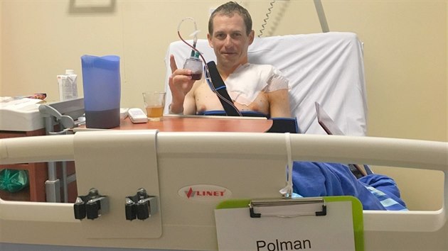 Datum operace 15. dubna 2019, k cedulka na pacientov posteli. Pesto bude stt ani ne za dva msce Daniel Polman na startu cyklistickho extrmu.