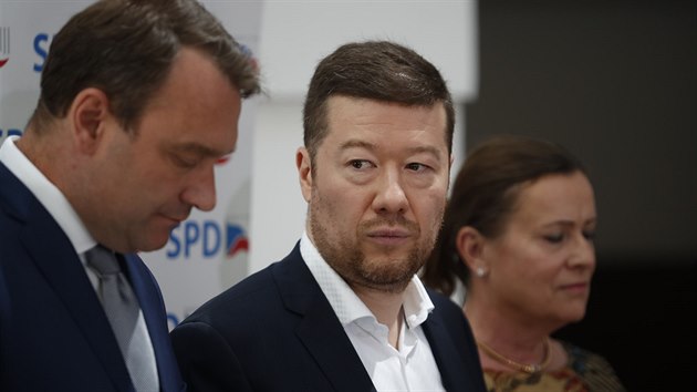 Tiskov konference SPD ped jednnm Poslaneck snmovny, na snmku zleva mstopedseda hnut Radim Fiala, pedseda Tomio Okamura a nezvisl sentorka za svit Alena Vitskov (4. ervna 2019)