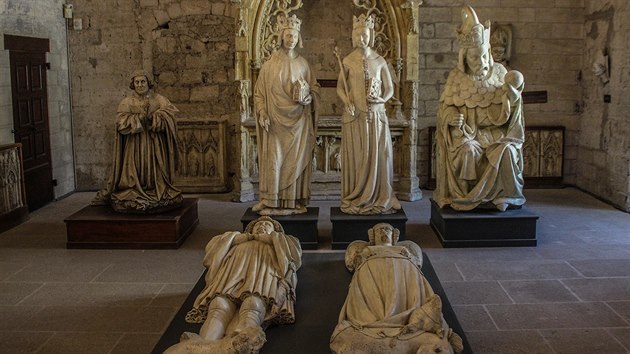 Kopie soch vznamnch osobnost v Papeskm palci. Karel IV. je napravo od sochy francouzskho krle s chot.