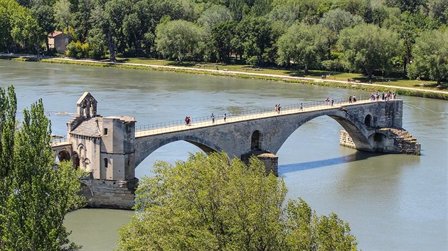 Avignonsk most byl postaven jen dva roky ped nam Karlovm mostem, v roce 1355.